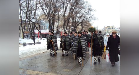 Коледарските групи на Тетово и Николово са основни участници в коледуването на площада в Русе.