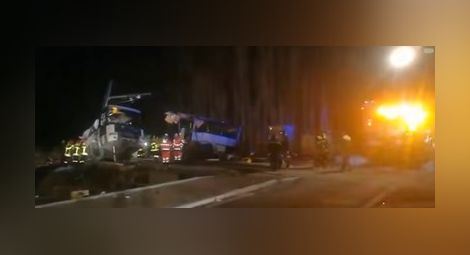 6 са загиналите деца при катастрофата между влак и автобус във Франция (Видео)