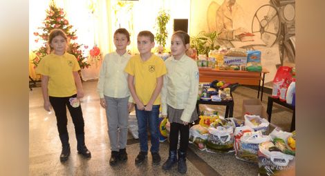 200 семейства на деца от „Любен Каравелов“ събраха помощи за сираците при отец Иван