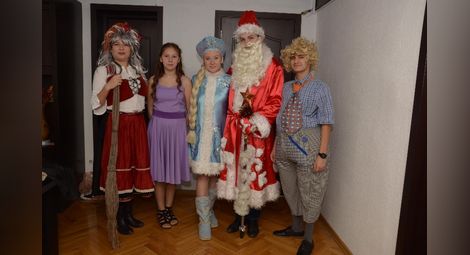 70 малки русенчета се забавляваха с руския Дядо Мраз и Снежанка