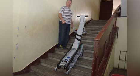 Във „Васил Левски“, освен рампа към входа на училището, има и робот, с който качват по стълбите деца с увреждания.