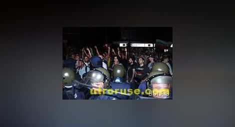 Дете, полицай и депутат сред пострадалите при сблъсъци пред централата на "Атака"