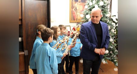 Три двойки близнаци сурвакаха  кмета Стоилов за троен берекет