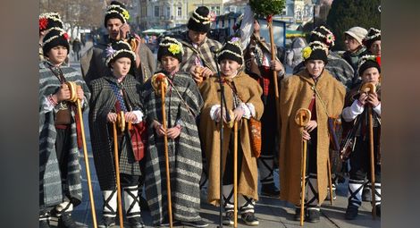 Младите коледари от Тетово огласиха площада на два пъти.  Снимка: Бисер Тодоров