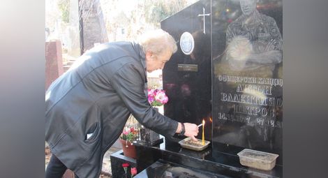 Иванка Петрова пали свещ в памет на сина си.