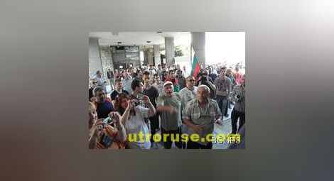 Протестиращите влязоха в празния кабинет на Муса Палев
