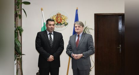 Областният управител Галин Григоров /вляво/ и посланикът ни в Румъния Тодор Чуров.                                               Снимка: ОА