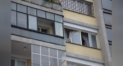 През целия ден вчера прозорците на пламналия апартамент останаха отворени 		          Снимка: Бисер ТОДОРОВ