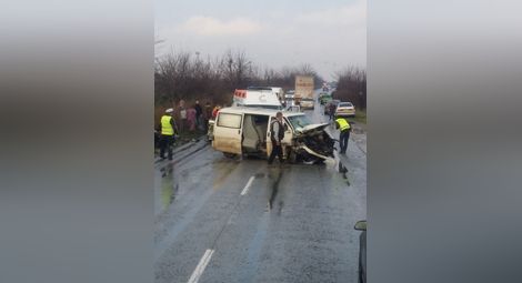 Кола и бус се удариха край Полски Тръмбеш, има пострадали