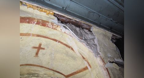Парчета от тавана на 160-годишна църква едва не раниха вярващи