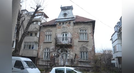 В бюджета са отделени пари за ремонт на някога красивата къща на „Цариград“ 33.                                 Снимка: Бисер ТОДОРОВ