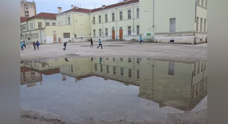 При всеки дъжд в двора на училището се образува огромно езеро.    Снимка: Бисер ТОДОРОВ