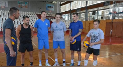 Симеон Добрев /първият отдясно наляво/ е една от големите надежди на русенския и българския волейбол.								       Снимка: Утро