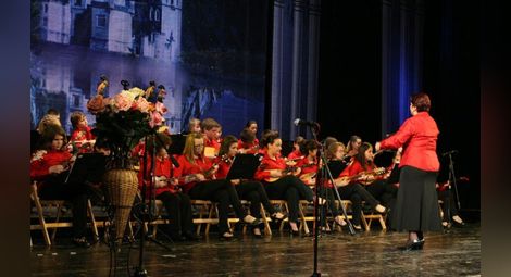 Наталия Константинова води малки  таланти на концерт за Ботев в Букурещ