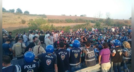 Турция: Нови групи мигранти напират към България и Гърция