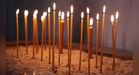 Свещи в памет на покойница запалиха апартамент