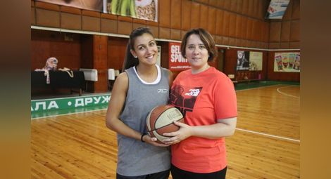 Виолина (вляво) и Елена Станкова по времето, когато баскетболистката не е била „замразена стока“. 									