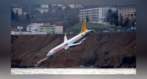Самолет излезе от пистата при кацане на турско летище, едва не падна в морето (Видео)