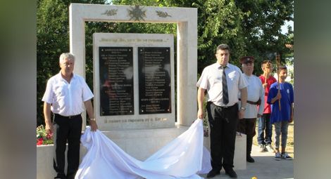 Областният управител Галин Григоров и кметът на Борово Валентин Панайотов заедно откриха паметника.    Снимка: ОА