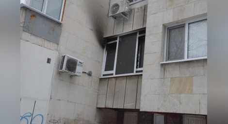 Дограмата на апартамент е пострадала от експлозия на газова бутилка в бл.“Русе“ на ул.“Гурко“.            Снимка:Бисер ТОДОРОВ