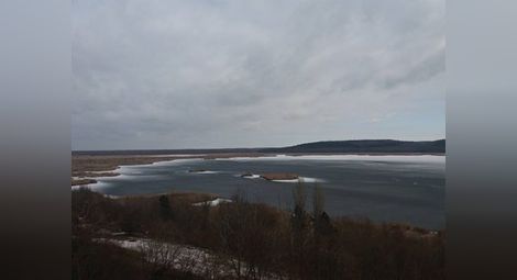 Езерото в резервата "Сребърна" замръзна