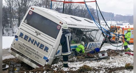 Ученически автобус се заби в сграда в Германия, 47 пострадаха