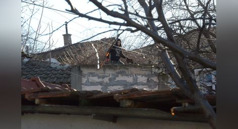 Майстор вчера се зае да поправя изгорелия покрив на пристройка към къща на ул.“Антим“. Снимка:Бисер ТОДОРОВ