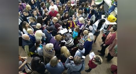 Десетки почитатели на Стоянка Мутафова търпеливо чакаха за автограф след срещата с актрисата. 							             Снимка: РБ „Любен Каравелов“