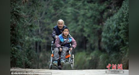 Баба изминава всеки ден 24 км, за да води болния си внук на училище (ВИДЕО)