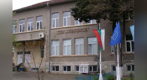 Петокласник удари учителка в Царево, брат му нападна охранителя на училището