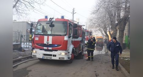 Четири пожарни автомобила пристигнаха веднага на мястото на пожара.  			         Снимка:  Бисер ТОДОРОВ