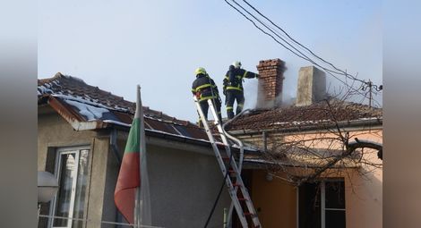Пожар в къща подпали още две съседни сгради
