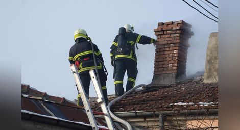Детска игра с огън подпалила къщата на многодетно семейство