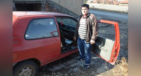 Юксел Наимов показва пораженията по колата си.  Снимка:Бисер ТОДОРОВ