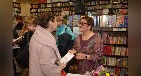 Ани Димитрова /вдясно/ получи много поздравления и даде автографи на своите почитатели.     Снимка: Бисер ТОДОРОВ