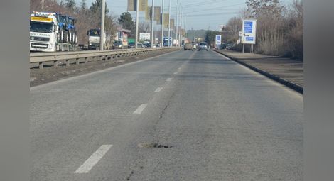 Булевард „България“ е осеян с дупки