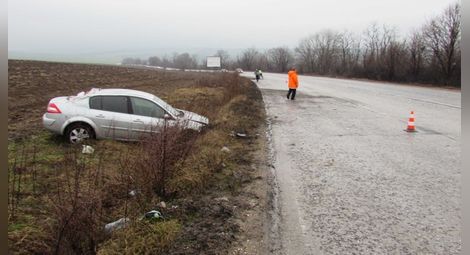 Семейство катастрофира на пътя Русе-Бяла заради заледяване