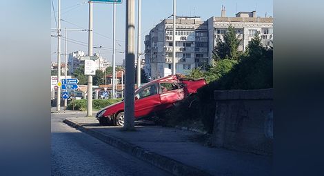 Смачканата кола и вчера беше там, където е спряла след тежкия удар.  Снимка: Мути ЗАКИРОВ, Фейсбук