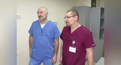 Д-р Наско Тютюнджиев и д-р Симеон Михов обясняват какво е състоянието на пациента. Снимка: „Утро“