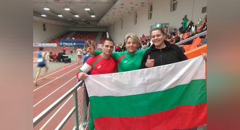 Димитрова със своите състезатели Ивайло Велев и Яна Копчева.                            Снимка: Утро