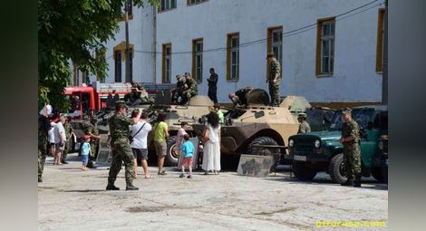 Стотици цивилни стъпиха на плаца на Военната автошкола