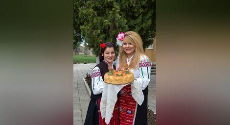 Традициите са живи – цяло село заживя с български народни носии /галерия/