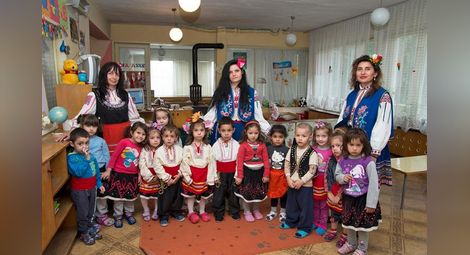 Традициите са живи – цяло село заживя с български народни носии /галерия/