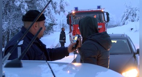 Спасиха трима младежи, попаднали в снежен капан на забранен път Шипка - Бузлуджа