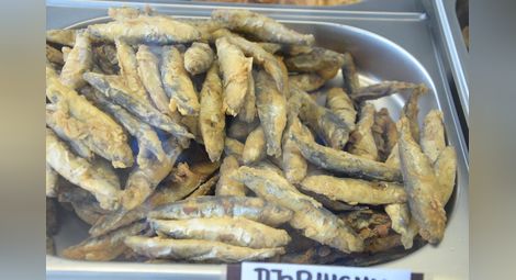 Магазинът с марка “Дунав“ изкушава с голямо разнообразие от пържена и печена риба