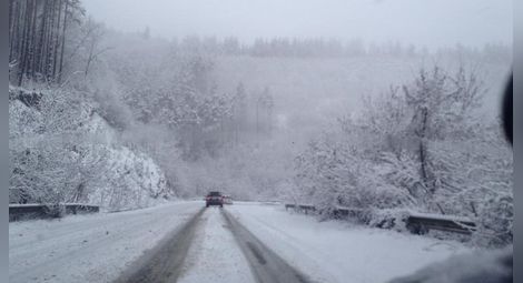 Снегът започна да създава проблеми по пътищата в страната