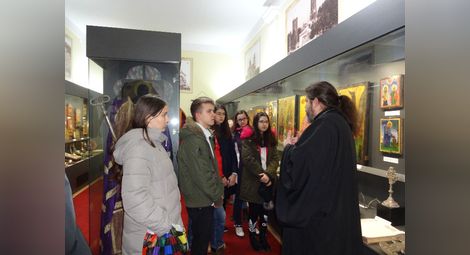 Осмокласници разгледаха музейната  сбирка на Русенската митрополия