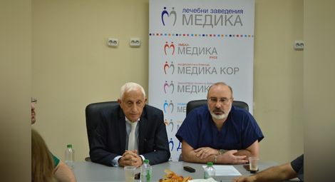 Управителят на УМБАЛ „Медика“ д-р Ивелин Йоцов (вдясно) представи проф. Огнян Хаджийски. 