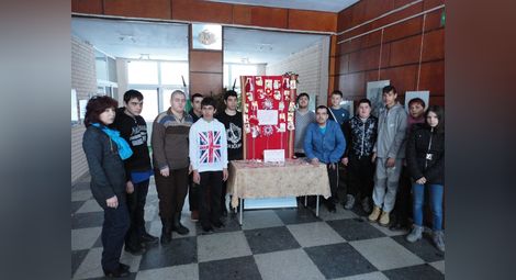 Гимназисти от „Буров“ помагат на съученик с мартеници за благотворителен базар