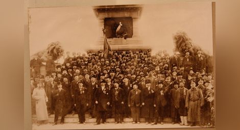Опълченци от цяла България пред Опълченския паметник – 11 август 1909 г.